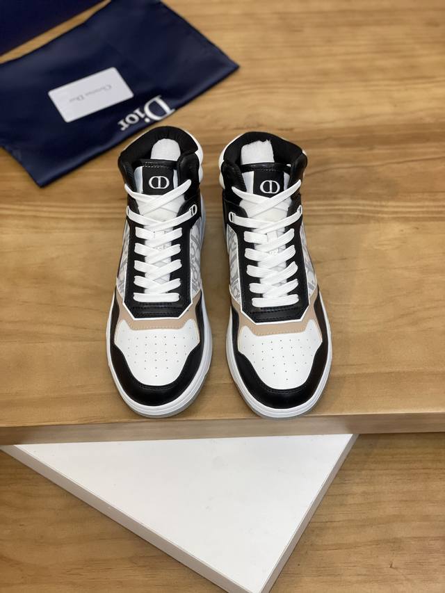 售 价: 商品商标：Dior* 迪奥* 高帮休闲鞋 正码码数: 38-44 可订做45.46 商品材料：鞋面进口牛皮拼接原版布料，透气内里，原版大底。 编 号：